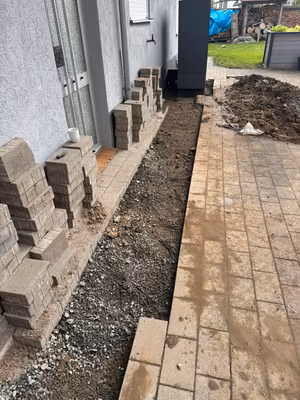 Vorbereitete Trasse für eine Pflasterfläche am Haus
