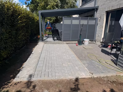 Neu gepflasterte Fläche entlang eines Carports