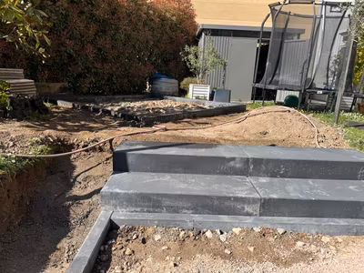Neu gesetzte dunkle Blockstufen im Garten